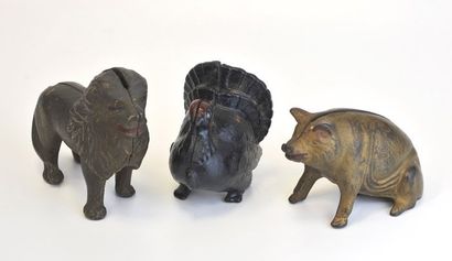 null Trois tirelires en métal représentant un dindon, un cochon et un lion.