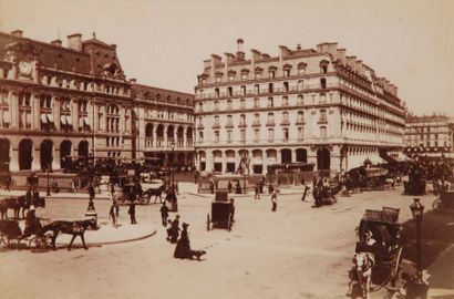 null La gare Saint Lazare, Paris, circa 1880 Tirage albuminé d'époque. Légende en...