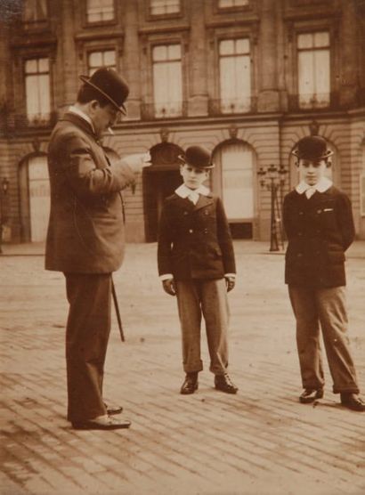 null Lucien Guitry et ses deux fils : Jean et Sacha, Place Vendôme, Paris, circa...