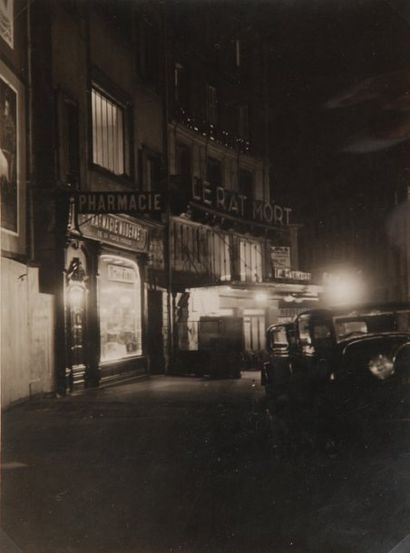 null Bar Le Rat mort, Place Pigalle, Paris, circa 1930 Tirage argentique d'époque....