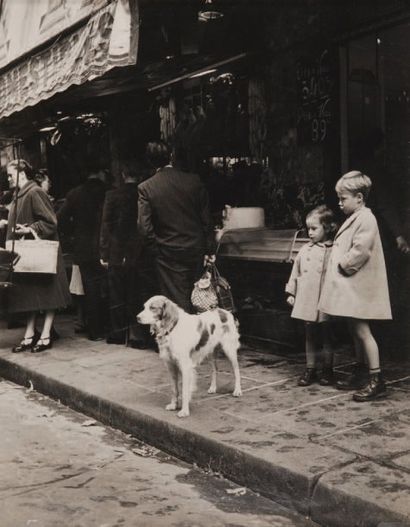 Herbert TOBIAS Scène de rue, Paris, 1952 Tirage argentique d'époque. Timbre humide...
