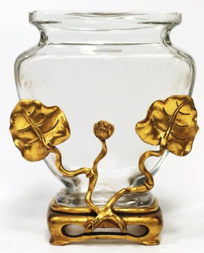 E. ENOT Vase en cristal de Baccarat évasé de section rectangulaire à panse aplatie....