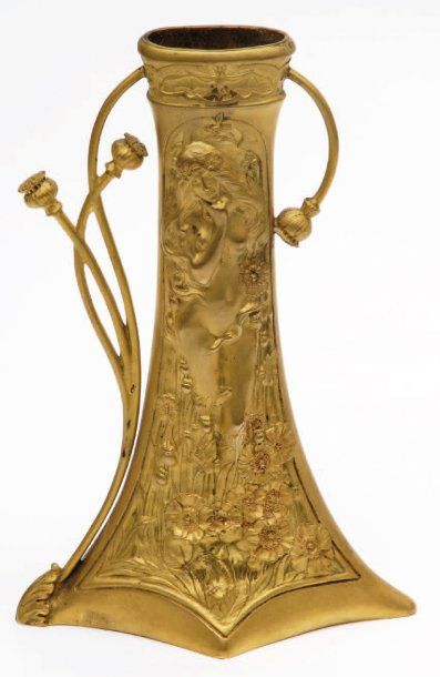 Charles KORSCHMANN (Né en 1872) Vase de section ovale sur base losangique en bronze...