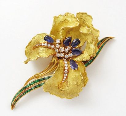 WOLFERS Clip de revers en or guilloché, représentant un iris ponctué de diamants...