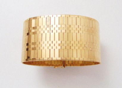 null Bracelet ruban articulé en or, tissu vannerie à jeux de tubes plats, agrémenté...
