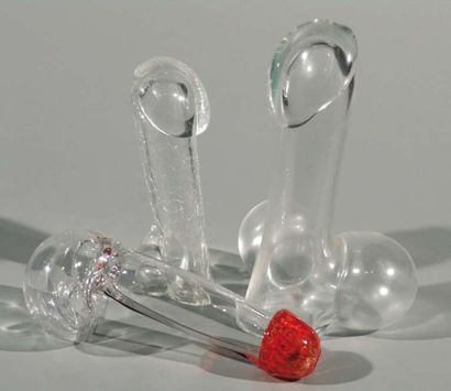 null Trois phallus dressés en verre soufflé, reposant sur leurs testicules France,...