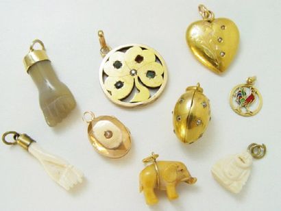 null Lot en or, composé de 6 pendentifs, ornés de diamants taille ancienne, de perles,...