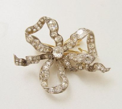 null Broche pendentif en or et argent, stylisant un noeud à 3 coques orné de diamants...