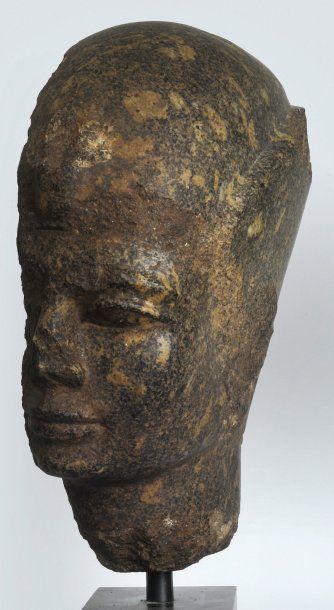 Égypte, Nouvel Empire (1552-1070 avant J.-C.) Tête grandeur nature fragmentaire représentant...