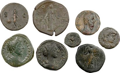 MONNAIES ANTIQUES Lot de 8 bronzes romains divers. Bronze Lot comprenant : un sesterce...