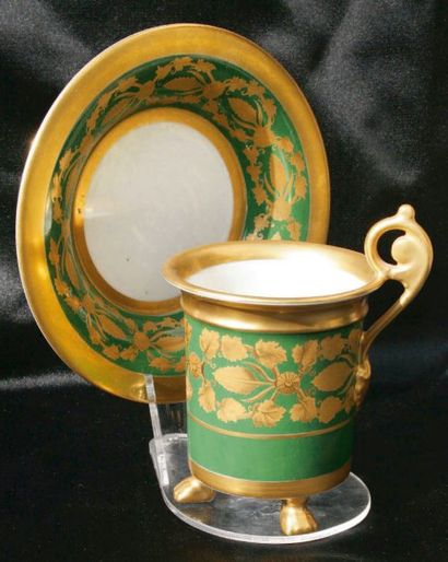 PARIS Tasse et sous-tasse en porcelaine à fond vert et décor en or mat et brillant...