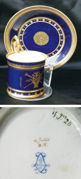 SÈVRES Tasse et sous-tasse en porcelaine bleu de four à décor or d'attributs de musique...