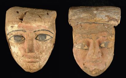 null Lot composé de deux masques anthropomor­phes provenant de sarcophages. Les yeux...