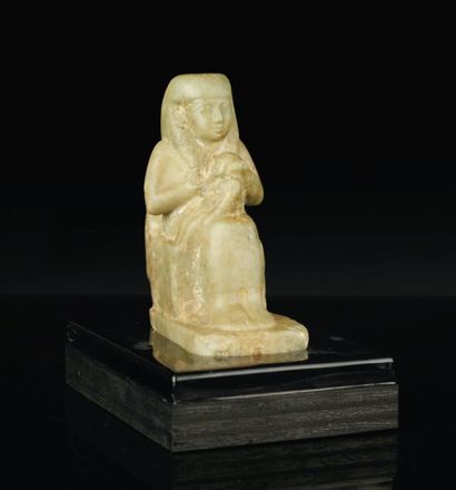 null Statuette représentant la déesse Isis assise sur un trône et allaitant Horus...