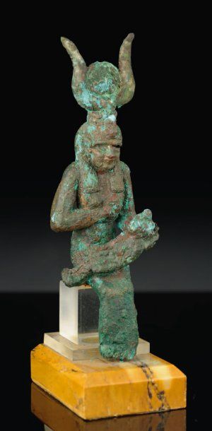 null Statuette représentant la déesse Isis assise alai­tant Horus coiffée du disque...