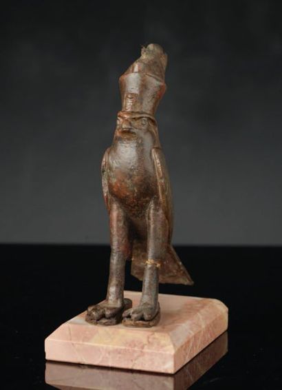 Statuette représentant le dieu faucon Horus...