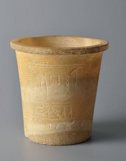 null Vase tronconique à lèvre plate inscrit en creux (l'inscription et le cartouche...