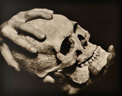 Robert Hubert PAYELLE (1891-1971) Crâne humain, circa 1930 Épreuve gélatino-argentique...