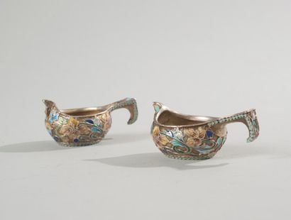 null Paire de kovsh miniatures en vermeil à décor en émail cloisonné polychrome de...