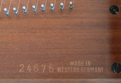 null Clavecin NEUPERT
N° 24676, made Western Germany
Haut. : 90 cm – Larg. : 105...
