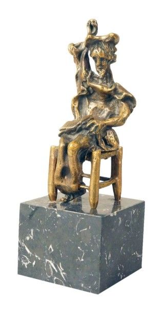 null Salvador DALI (1904-1989) 

Don quichotte assis 

Sculpture en bronze doré

Signée...