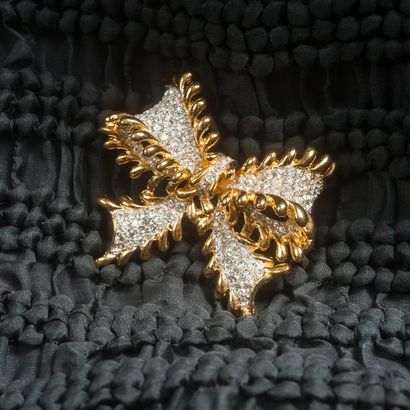 null Sphinx - (années 1990 - Grande Bretagne)

Broche "Noeud" en métal doré estampé...