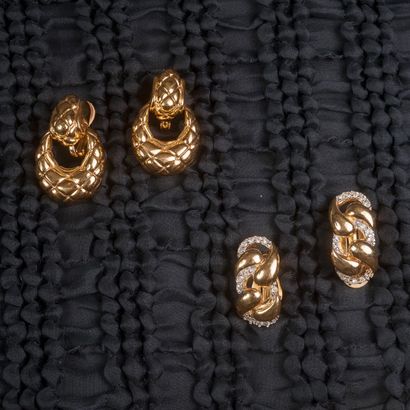 null Nina Ricci - (années 1980)

Deux paires de clips d'oreille en métal doré estampé...