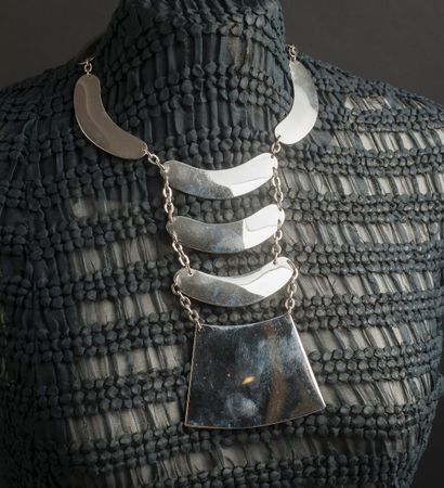 null Travail Français - (années 1980)

Collier moderniste dans le goût de Paco Rabanne...