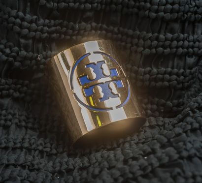 null Tory Burch - (années 2000 - Etats Unis)

Bracelet manchette en métal blanc argenté...