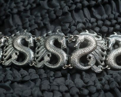 null S.P. - (années 1990)

Bracelet en métal argenté estampé noirci composé de six...