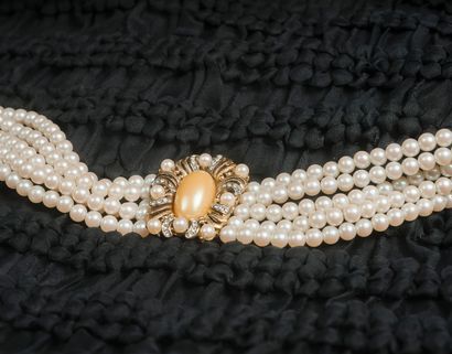 null Travail Français - (années 1990)

Bracelet composé de cinq rangs de seize perles...