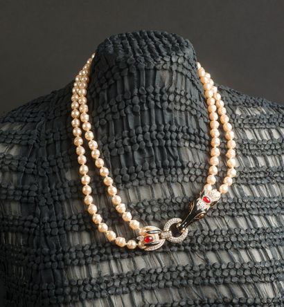 null Stern - (années 1990)

Très beau collier deux rangs composés de 104 perles fines...