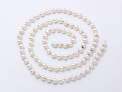 null Sautoir composé d'un rang de perles de culture d'environ 8.1 à 8.3 mm, agrémenté...