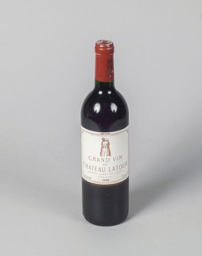 null 1 bouteille de Château Latour 1986, étiquette très légèrement tachée, capsule...