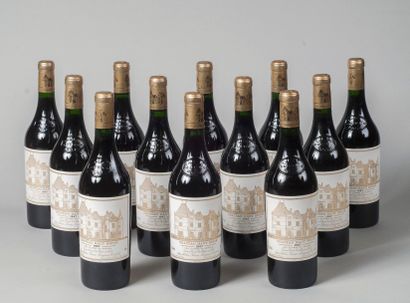 null Lot composé de 12 bouteilles de :

Château Haut Brion 1987, caisse bois d'o...