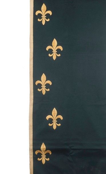 null Bandeau vert fleurdelisé provenant du château de Randan.

297,5 x 62 cm