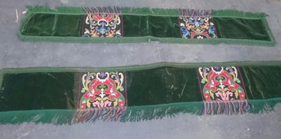 null Lot

- Deux bandes velours et tapisseries provenant du château de Randan.

196...
