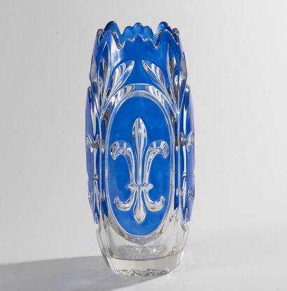 null TRAVAIL FRANÇAIS, 1950-1970

Un vase en verre rehaussé bleu à motif de fleurs...