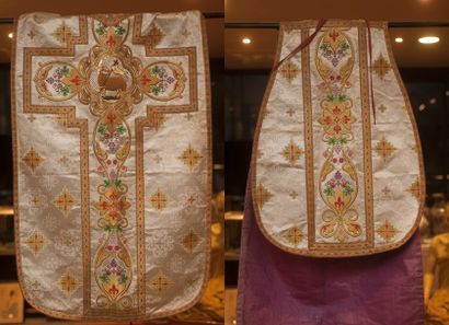 null Chasuble en soie brodée de fil doré à décor d'un agneau. Bon état