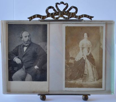 null PHOTOS du Comte de Chambord assis et de la Comtesse de Chambord en pied, l'ensemble...