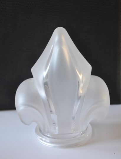 null BOUCHON de FLACON de PARFUM en cristal sous forme de fleur de lys, réalisé par...
