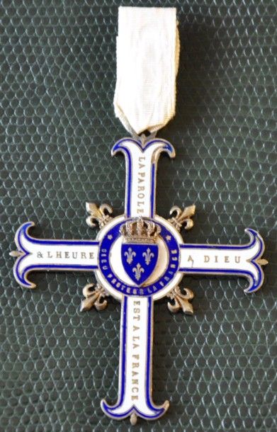 null CROIX PENDENTIF dite « Croix des Partisans » en cuivre doré et émail blanc et...