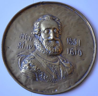 null PLAQUE en cuivre repoussé « Henri IV 1561-1610 ». Diamètre 187 mm.