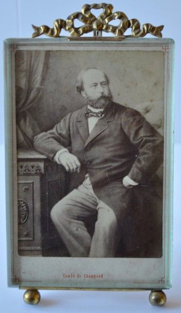 null PHOTO représentant le Comte de Chambord assis, dans un cadre XIXe de 112x190...
