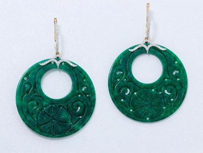 null Paire de pendants d'oreilles en or 750 millièmes, ornés d'un disque de jade...