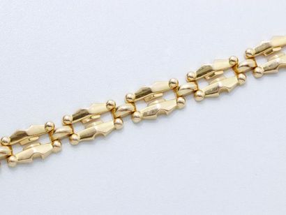 null Bracelet en or 750 millièmes, composé de maillons articulés à décor géométrique...
