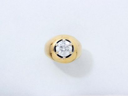 null Bague boule en or 750 millièmes ornée d'un diamant brillanté en serti griffe.

Poids...