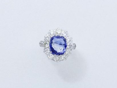 null Bague pompadour en or gris 750 millièmes, ornée d'un saphir taille coussin en...