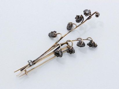 null Broche en or 585 et argent 800 millièmes, stylisant 2 brins de muguet, les clochettes...