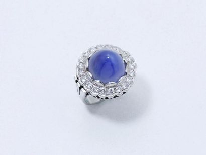 null Bague en or gris 585 millièmes, ornée d'un cabochon de saphir en pain de sucre...